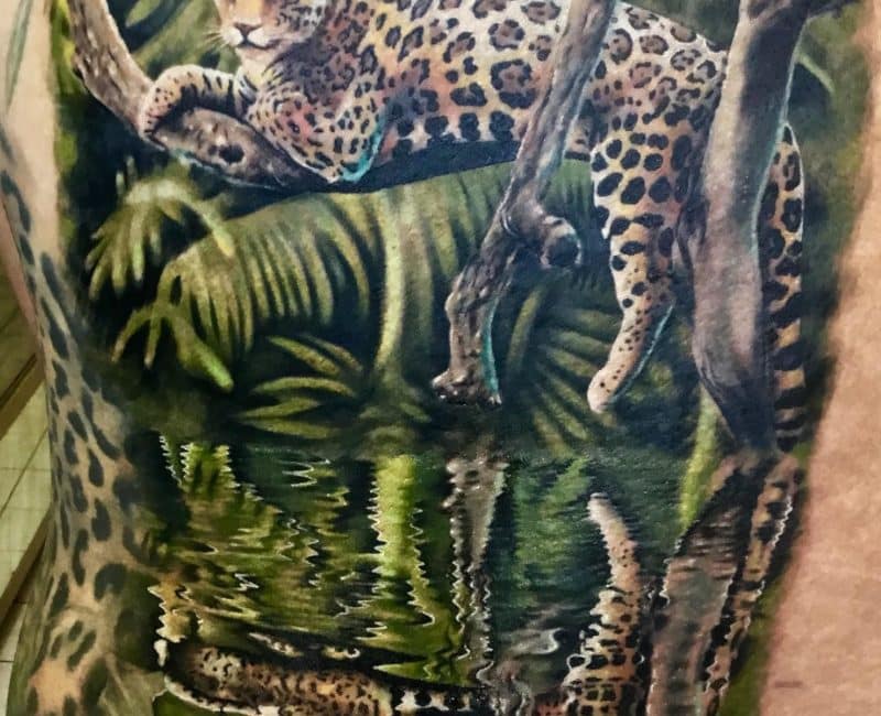 Tatuaje de Jaguar en la jungla reflejandose en el agua