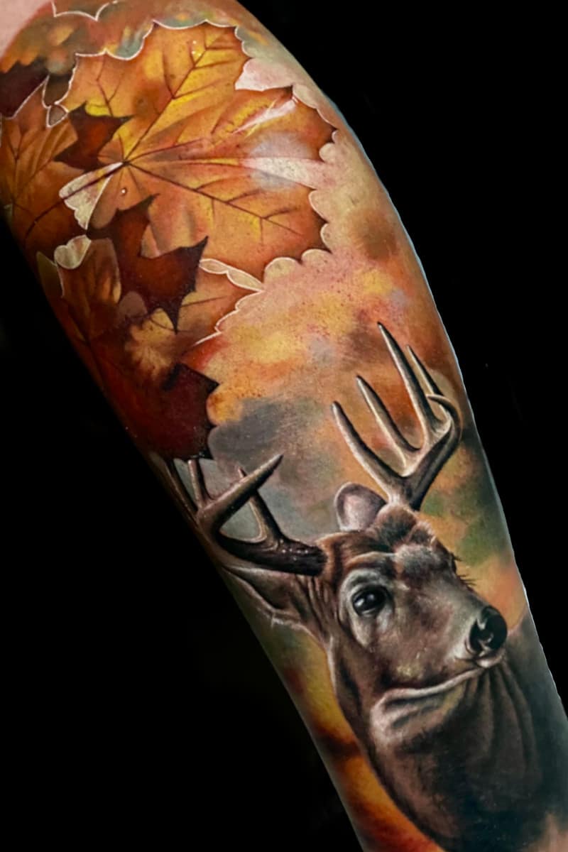 Tatuaje de Ciervo con Hojas de Otoño