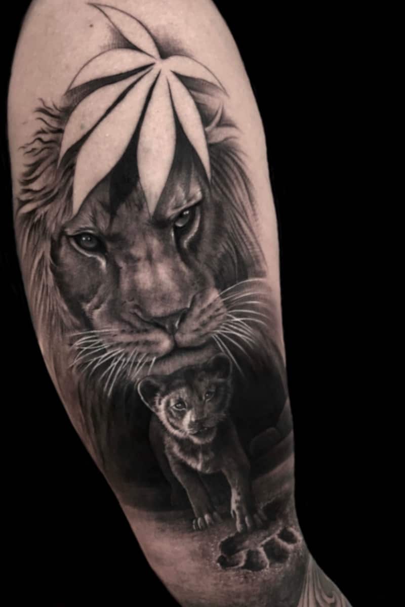 Tatuaje de Huella de León con su cachorro