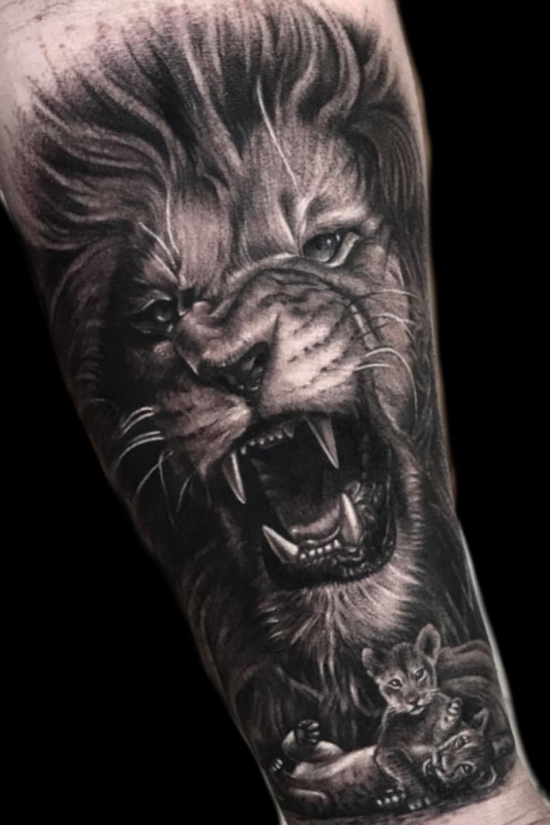 Tatuaje de León rugiendo con cachorros