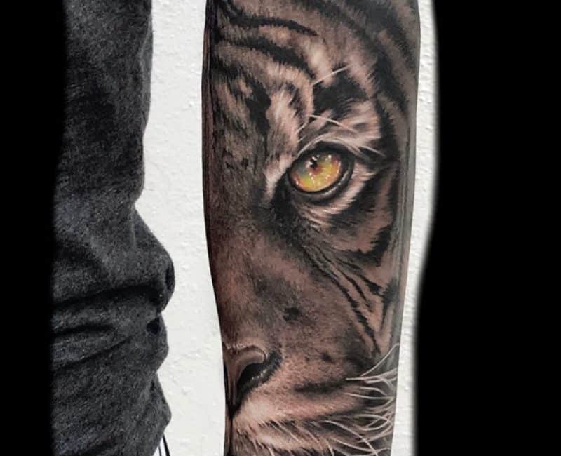 Tatuaje de tigre en el brazo