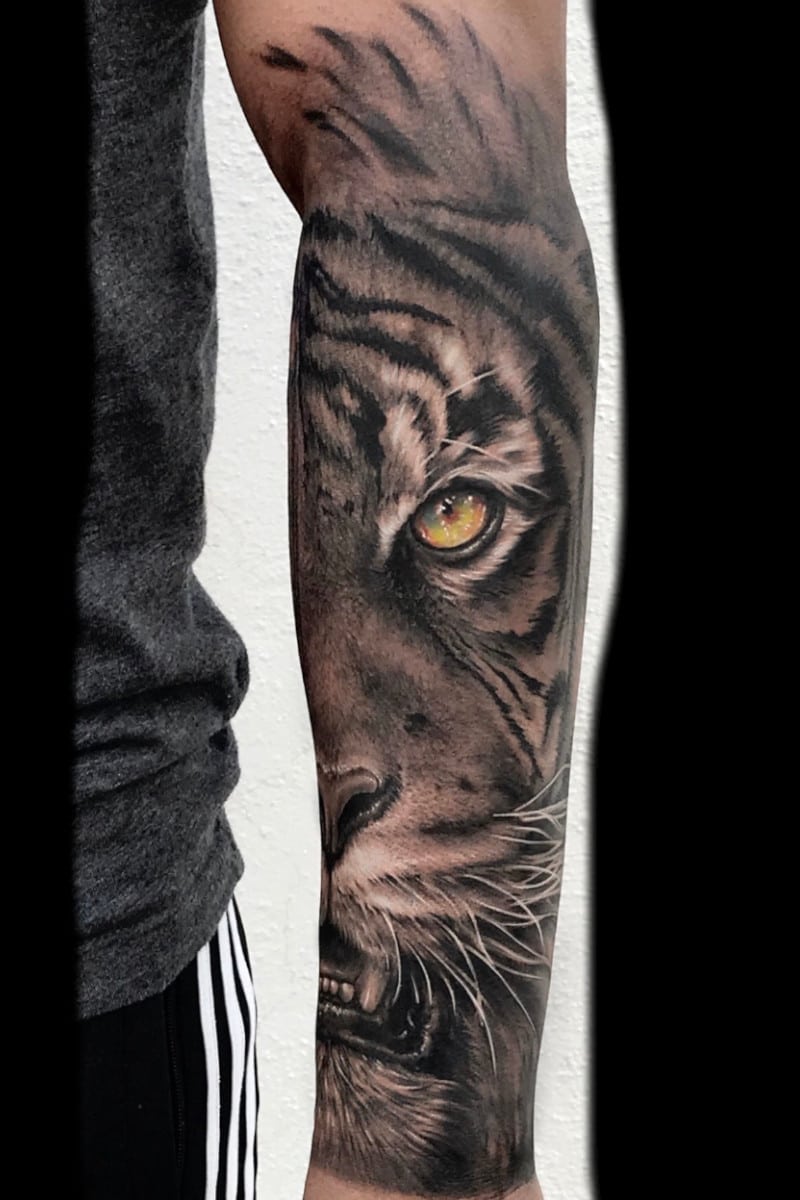 Tatuaje de tigre en el brazo