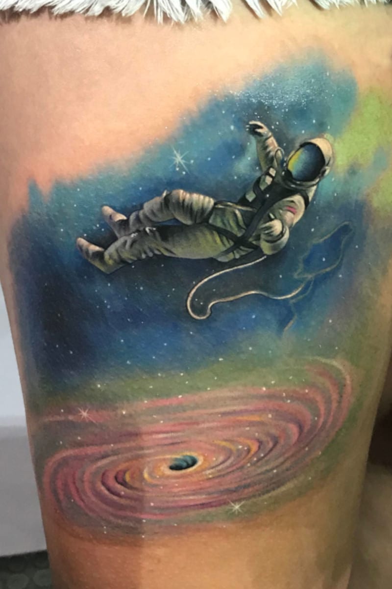 Tatuaje de astronauta en el espacio