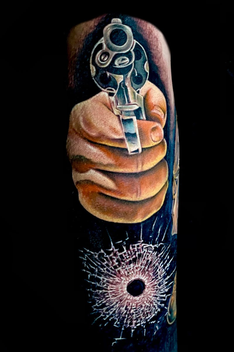 Tatuaje Pistola Cristal Roto