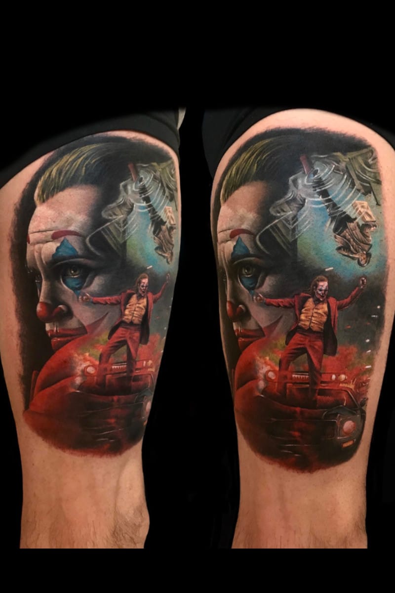 El Guasón en Auto Rojo Tatuaje Joker