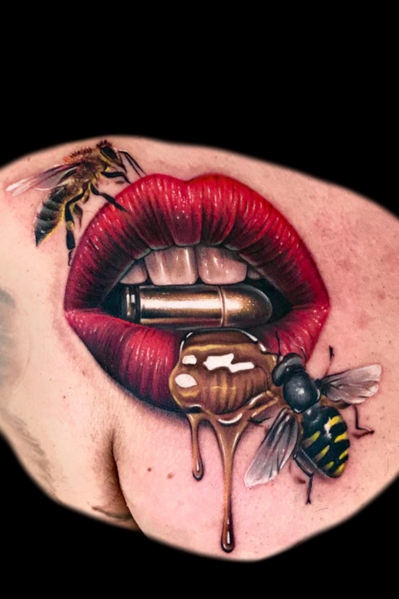 Tatuaje Realista Boca con Miel y Abejas