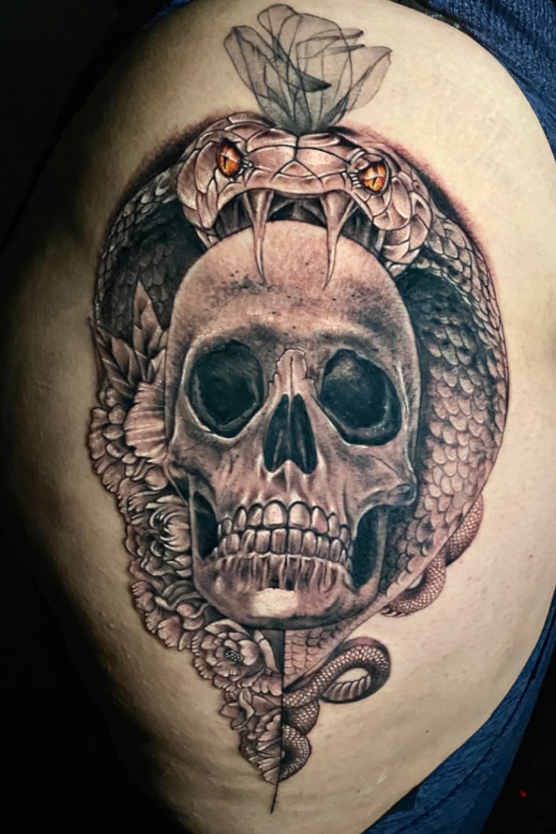 Tatuaje de Cobra mordiendo un cráneo