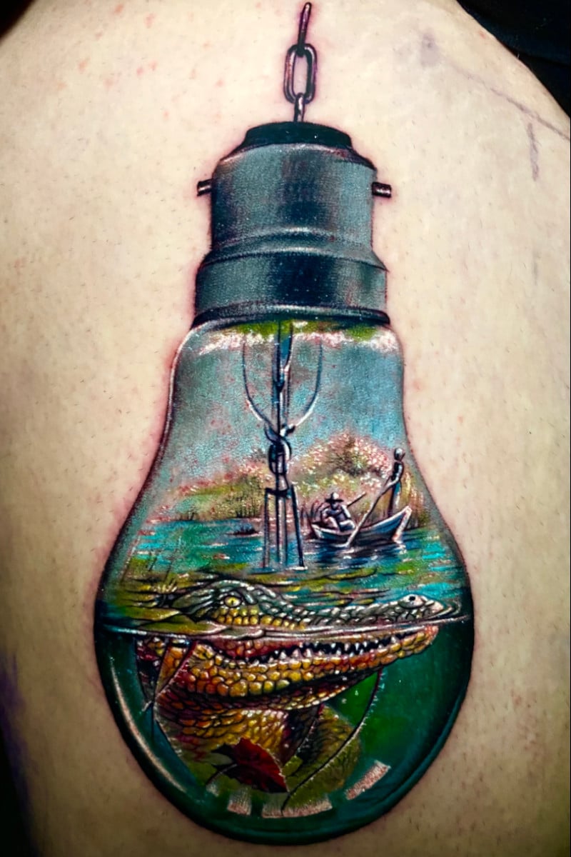 Tatuaje Cocodrilo dentro de un foco