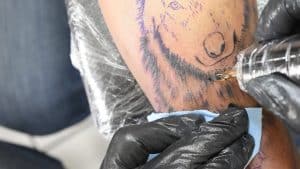 Se le debe poner poca agua a la tinta para que fluya