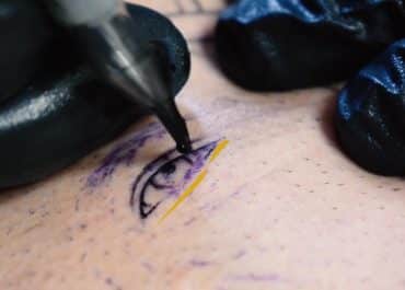 Abajo del ojo debe ir rebajado para que le de profundidad