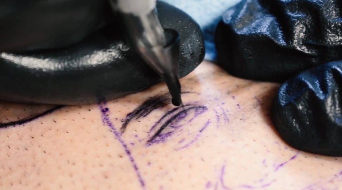Como lograr el delineado correcto en un tatuaje