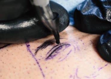 Cómo hacer delineado correcto en un tatuaje