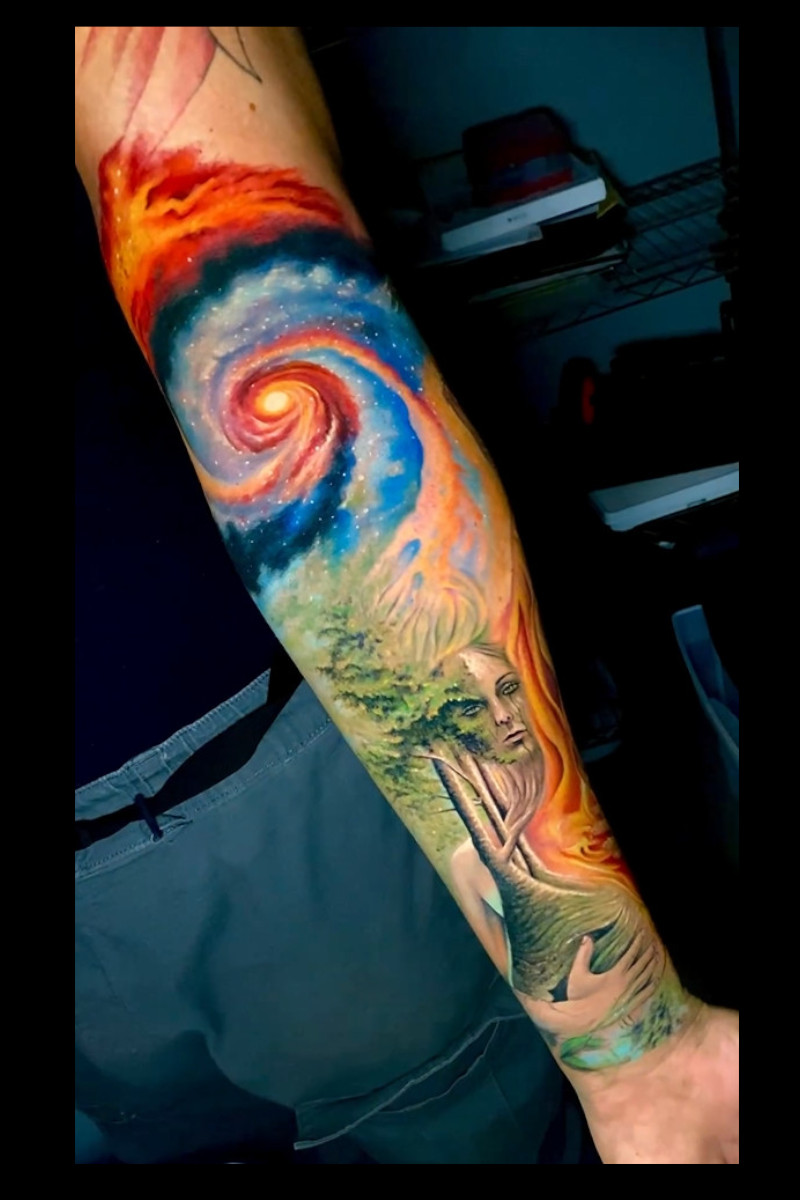 Cosmic-Brazo-Universo-Bosque